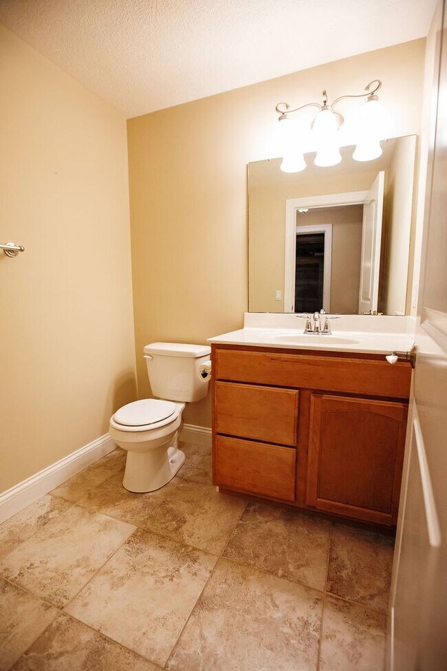 Building Photo - 3 Bed (with 4th bed potential downstairs),...