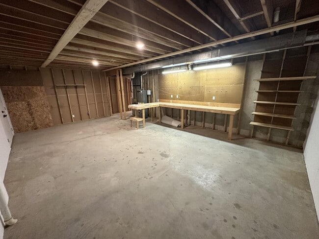 Building Photo - 5 Bed 4 Bath Home fenced yard