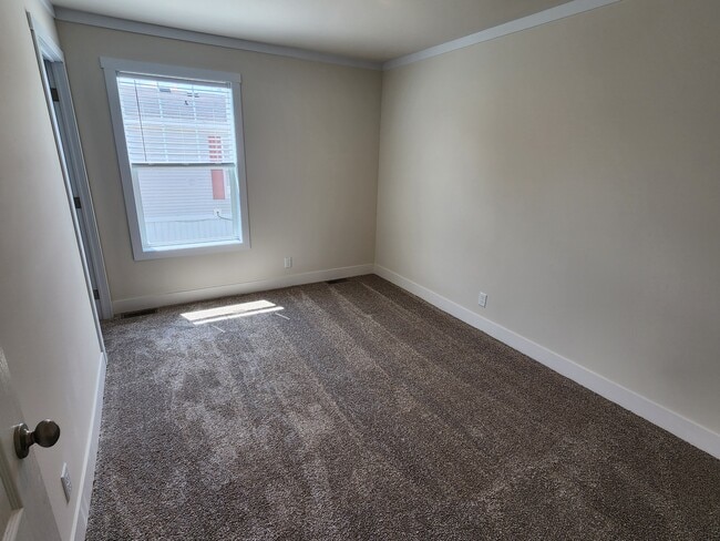 Building Photo - 498 Vermont