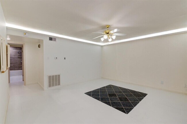 Building Photo - 7900 Westheimer Rd