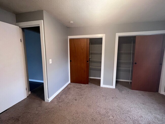 Building Photo - Adorable 2 bedroom with a bonus room!