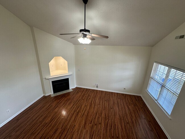 Building Photo - 1437 Day Lily Dr