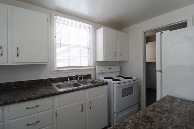 Building Photo - 2 Bedroom Duplex in North Kansas City