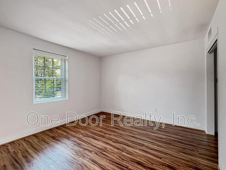 Building Photo - 732 Scotland St