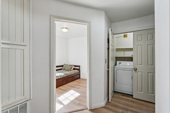 Building Photo - 1219 Scenic Way