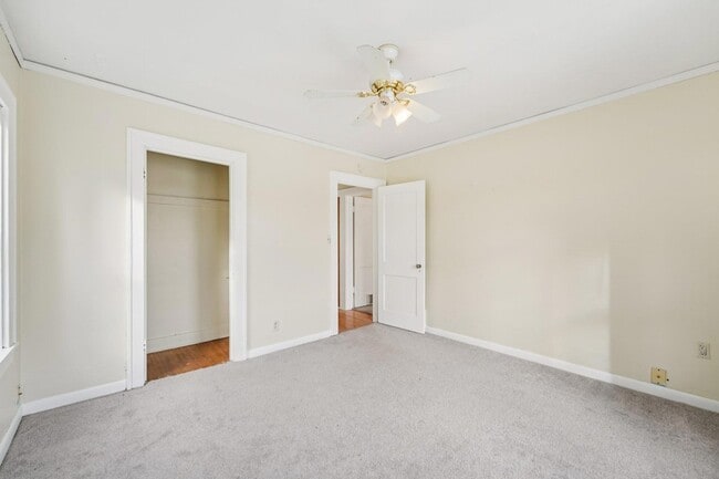 Building Photo - 661 Surrey Ave E