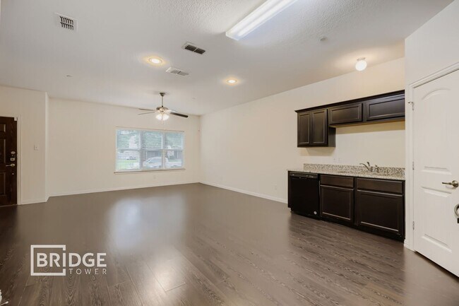 Building Photo - 1317 Lakecrest Ln