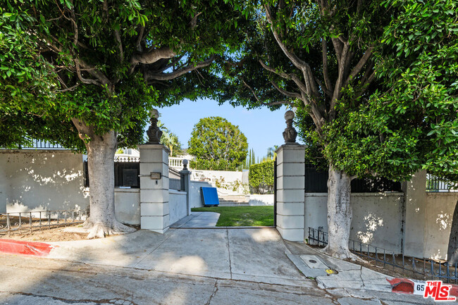 Building Photo - 6533 Cahuenga Terrace