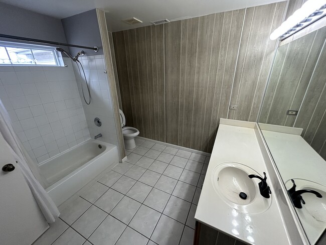 Building Photo - 935 Viewpoint Dr