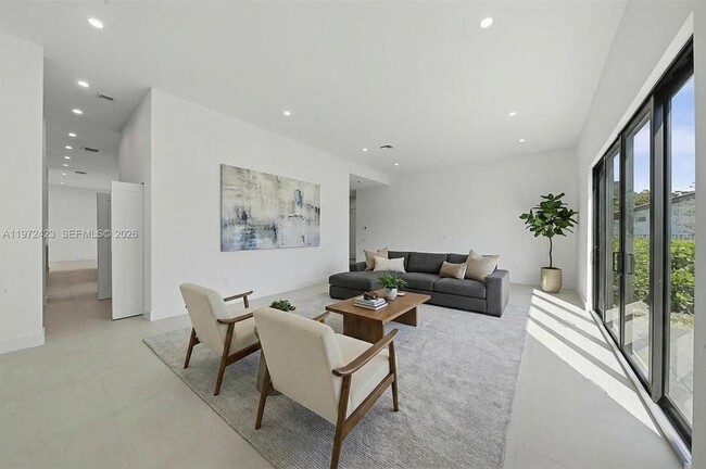 Building Photo - 5718 Ashwood Cir