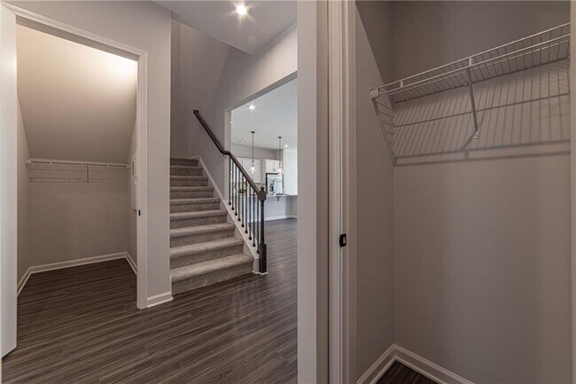 Building Photo - 212 Birchwood Row