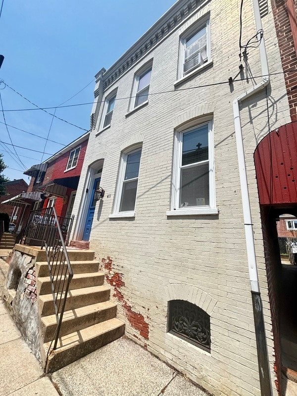 Building Photo - 411 St Joseph St