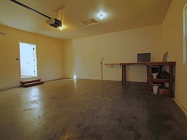 Building Photo - Charming 3-Bedroom Home in NE Bend – Close...