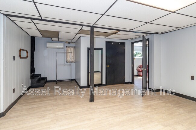 Building Photo - 708 Dutch Valley Drive Northeast - 1