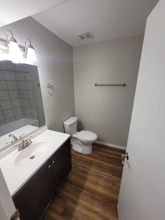 Building Photo - Charming Two-Bedroom Two Bathroom Apartment in Prime Chesterton Location!