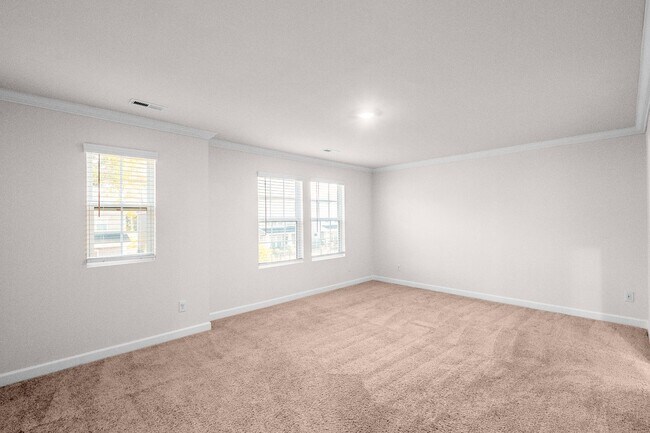 Building Photo - Beautiful and Spacious Home in the Heart o...