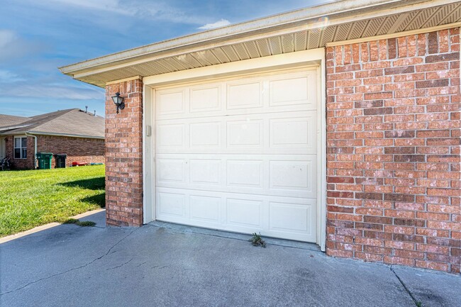 Building Photo - 403 E Southern Trace Dr