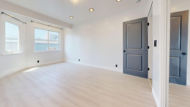 Building Photo - 711 La Playa St