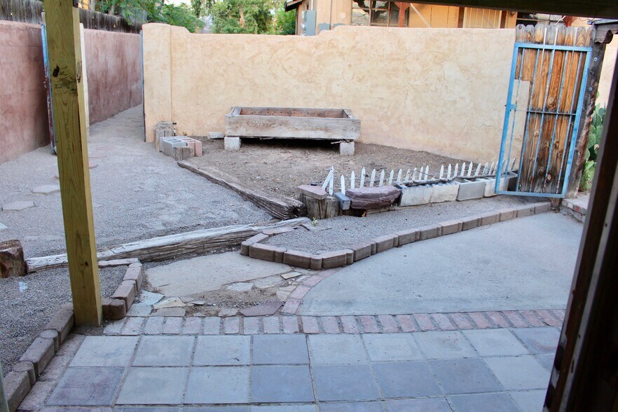 Private Courtyard - 307 Stanford Dr SE