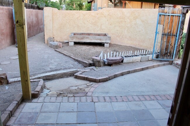 Private Courtyard - 307 Stanford Dr SE