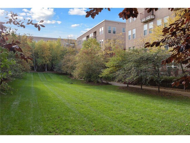 Building Photo - 645 N 1st St