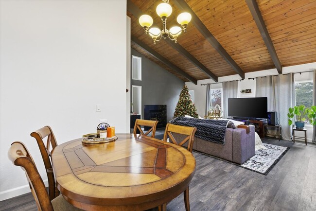 Building Photo - 401 Eastwood Dr