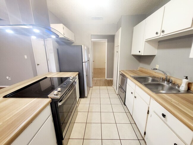 Building Photo - 4017 Eastridge Dr