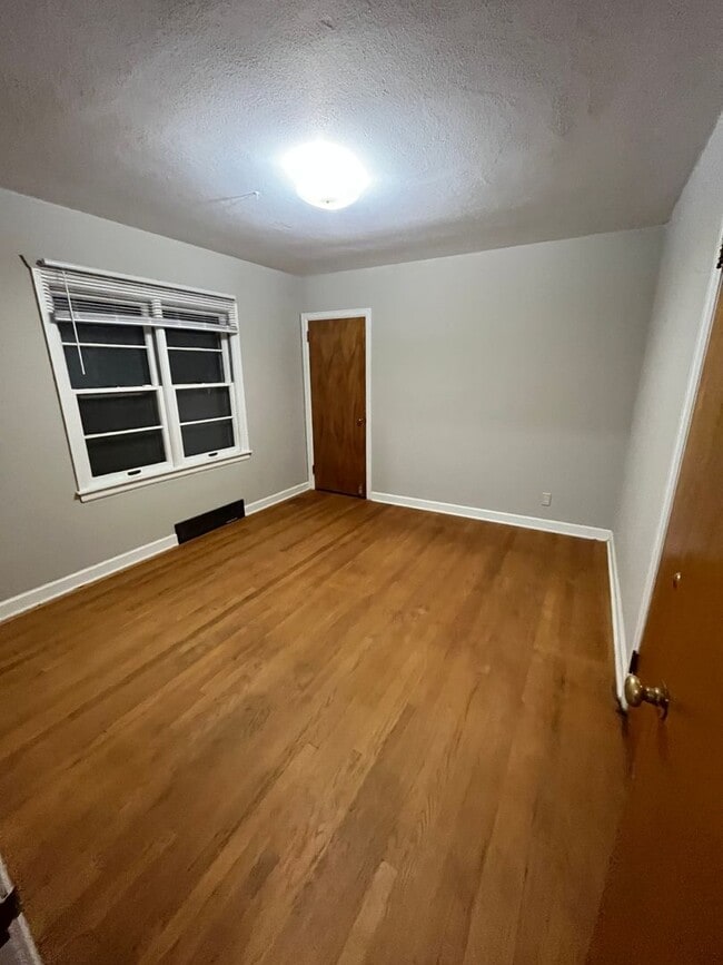 Building Photo - 2 bedroom home available in Rockford