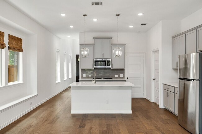 Building Photo - 3100 Greenbriar Dr