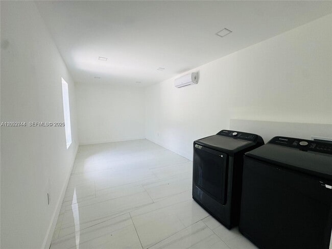 Building Photo - 516 Lavilla Dr