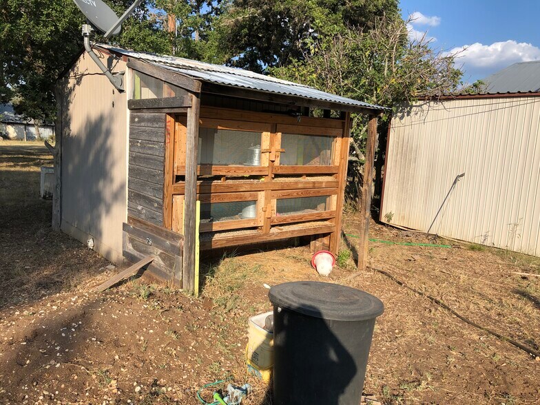 Building Photo - 200 Blue Bonnet Dr