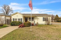 Building Photo - cute 3 bed, 1.5 bath, huge garage