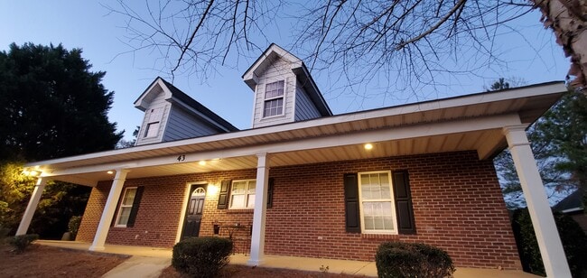 Building Photo - 807 W Longleaf Dr