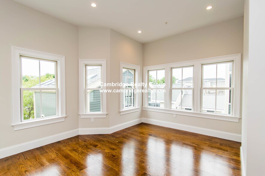 Building Photo - 131 Columbia St