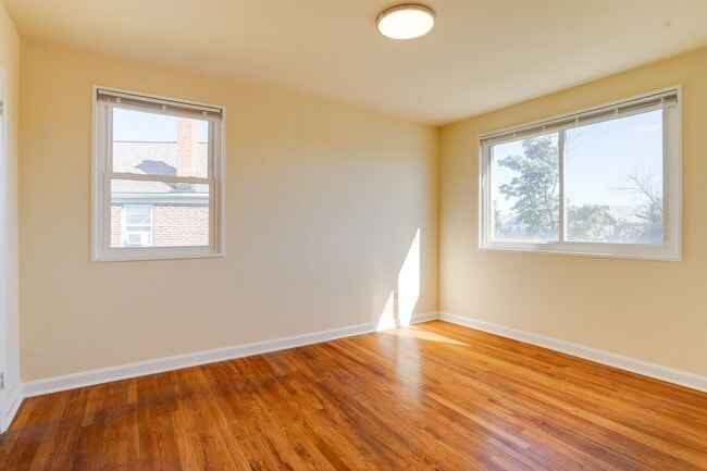 Building Photo - Charming End-Unit Townhome