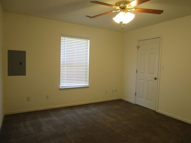 Building Photo - 5004-5006-5006 Betty Jean Way