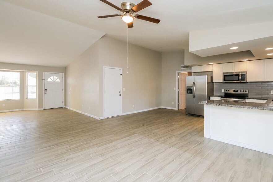 Building Photo - 238 E Houston Ave