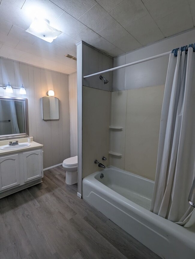 Building Photo - 2 BEDROOM UPSTAIRS FURNISHED APARTMENT