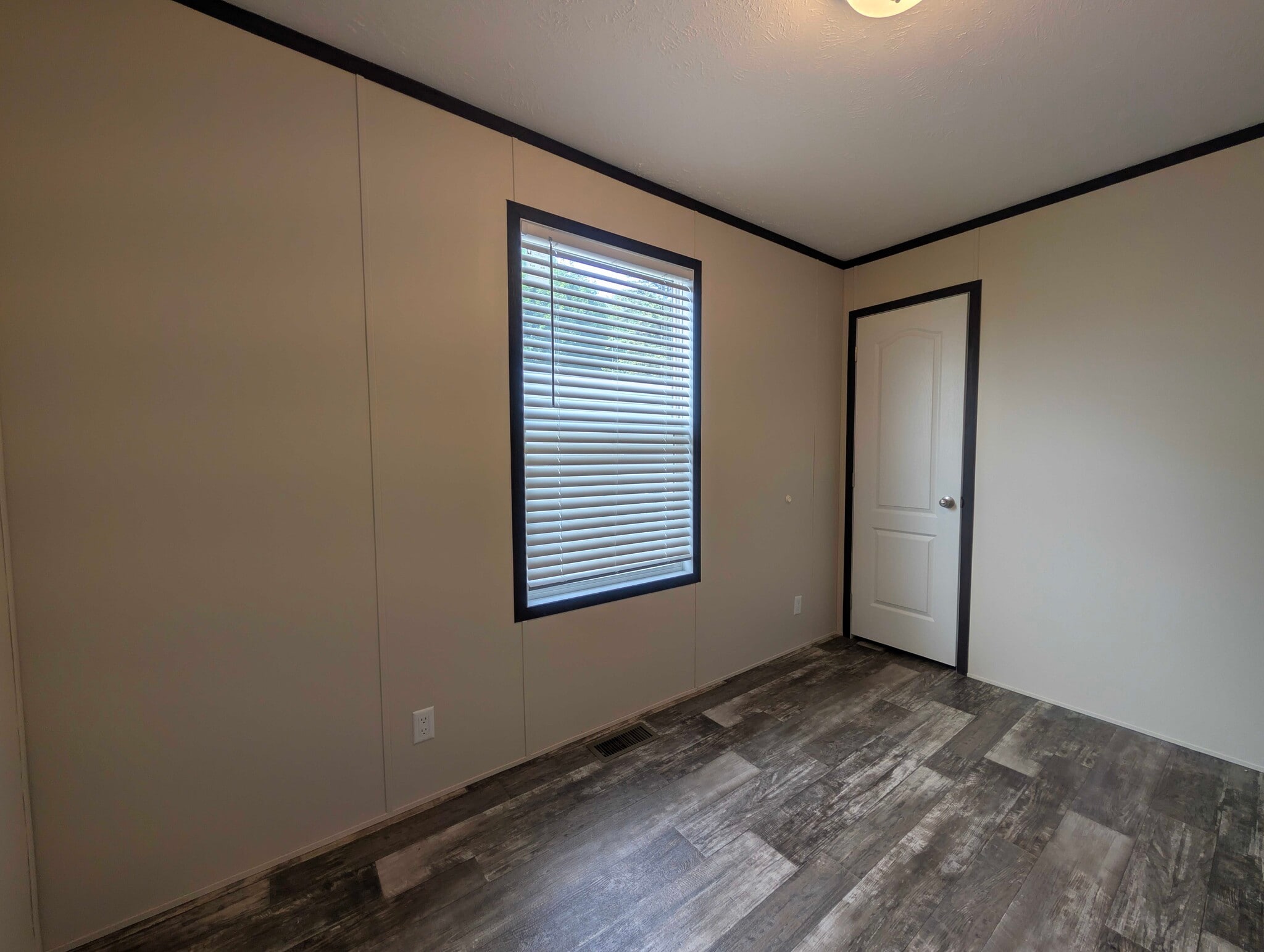 Building Photo - 15881 Villaire Ave