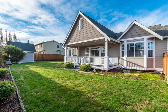 Building Photo - Modern 3 Bed 2 Bath Corner Home ** First M...