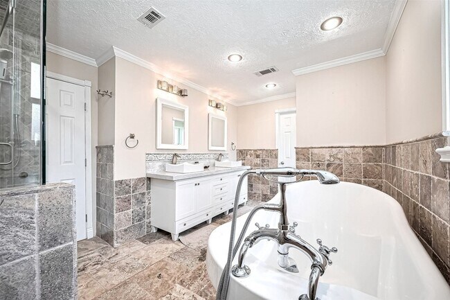 Building Photo - 14127 Britoak Ln