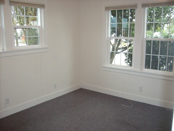 Building Photo - Well kept house near downtown Eugene with yard care included