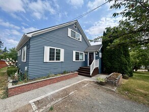 Building Photo - Freshly painted large home near Everett Mall AVAILABLE NOW