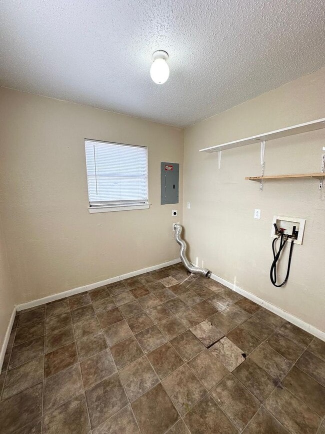 Building Photo - 3 Bed 2 Bath Ready To Rent ASAP!