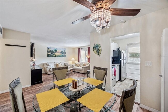 Building Photo - 2 N Fernwood Ave