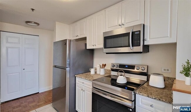 Building Photo - 100 Old Palisade Rd