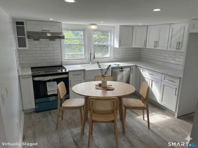 Building Photo - 2 Oak St