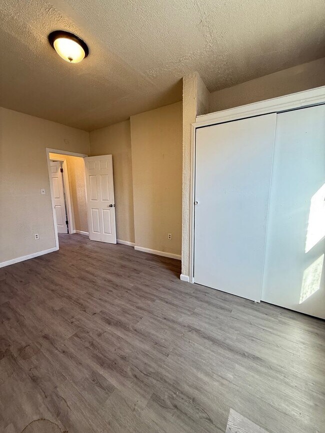 Building Photo - 51 Lander St