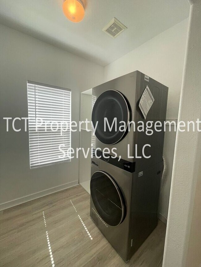 Building Photo - Stunning 4 Bedroom with Desert View!