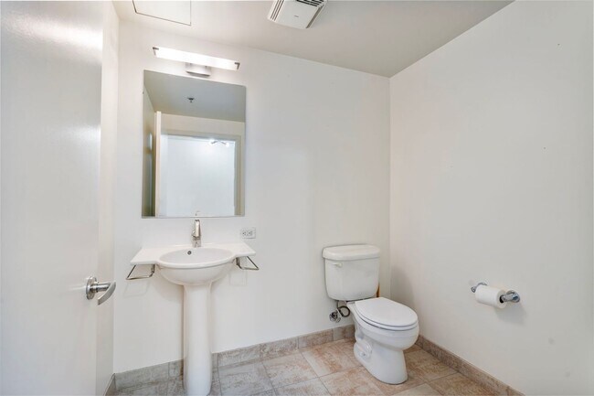 Building Photo - Park Place - 1 bed/1.5 bath/bonus room - Pearl District Condo w/NEW paint/bedroom carpet/parking/...